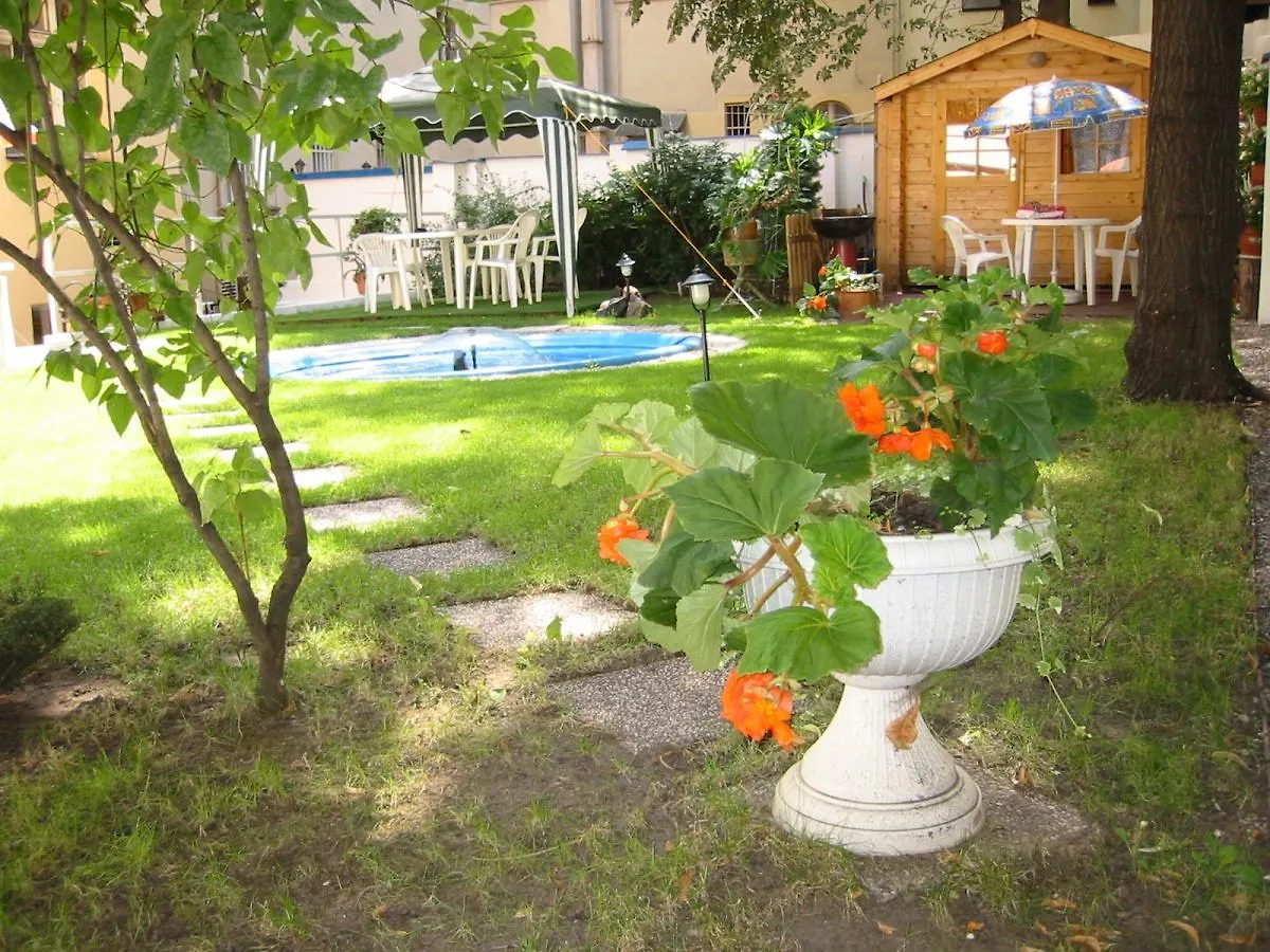 Brezina Pension Prague 3*,